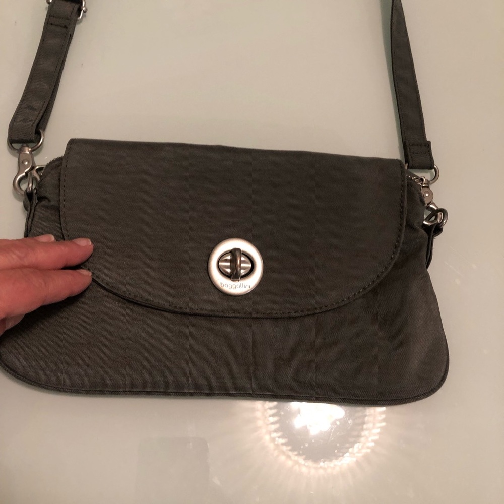 Baggalini cross body bag. Read